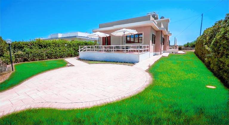 Villa with 5 rooms for 9 persons in Avola