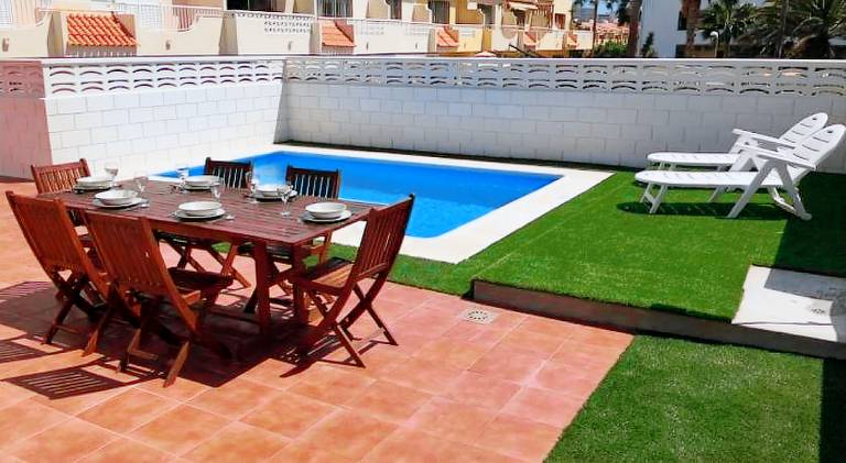 Villa with barbeque, garden & patio — photo 4