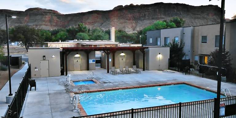 House with fast internet, heated pool & hot tub | City view — photo 4