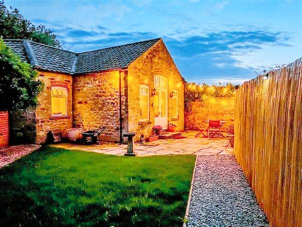 Charming house with barbecue, hot tub & yard | Pet-friendly — photo 5