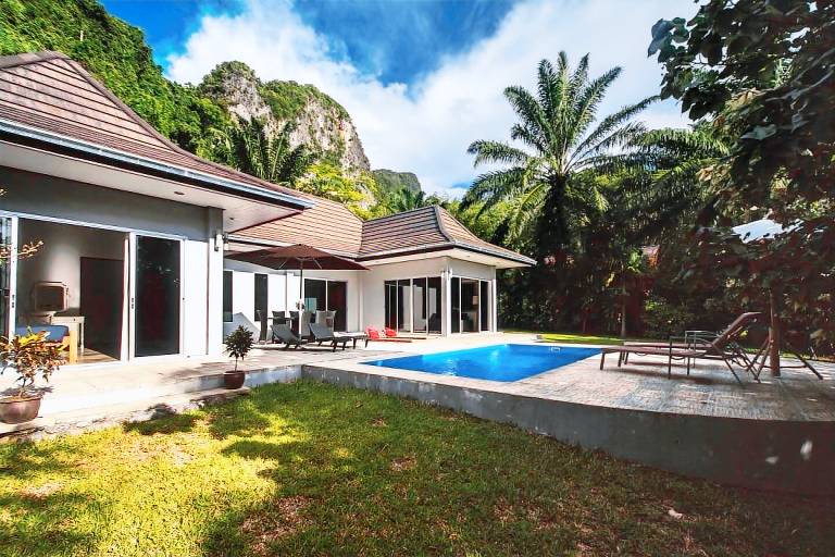 Villa with yard, barbecue & pool — photo 3