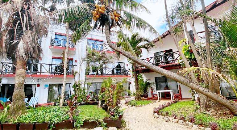 Serviced apartment with yard, patio & pool | Pets are welcome — photo 5