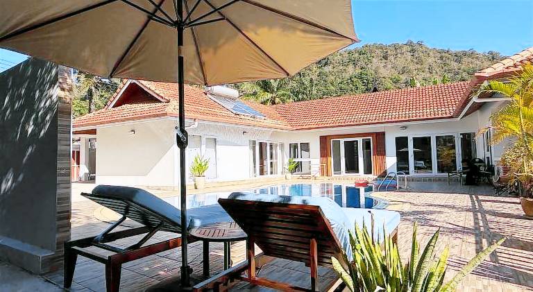 Villa with pool — photo 4
