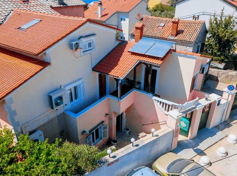 Rental apartment with patio in Mali Losinj