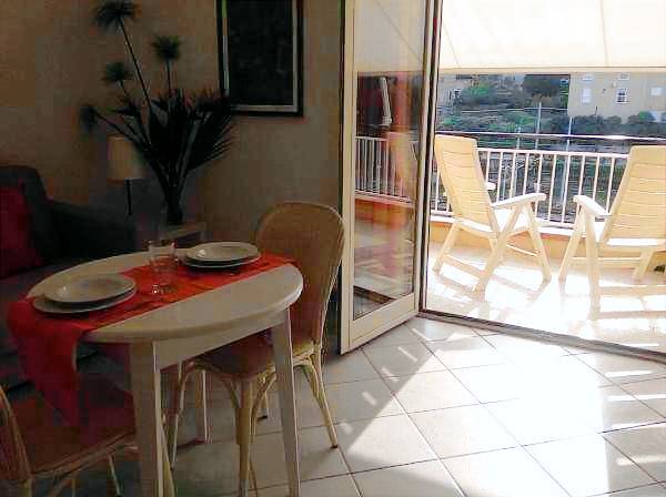 Apartment with patio — photo 4