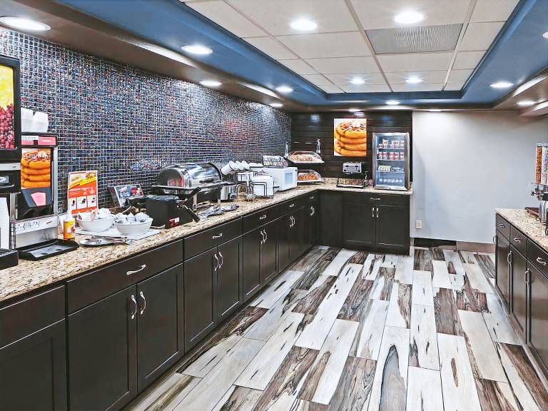 La Quinta Inn & Suites by Wyndham Denison - N. Lake Texoma in Denison, TX