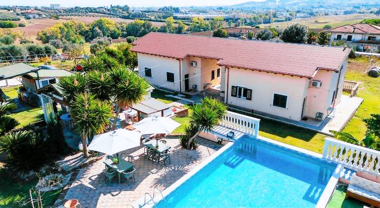 Rental apartment with garden, pool & patio in Alba Adriatica
