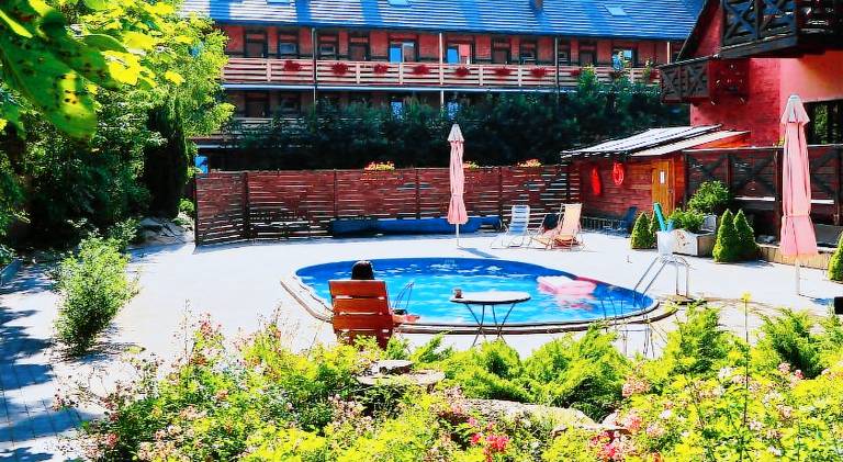 Holiday apartment with yard, private pool & patio | Pets allowed — photo 2