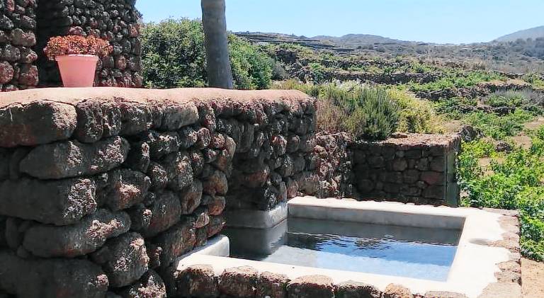 Vacation home with terrace & yard in Pantelleria