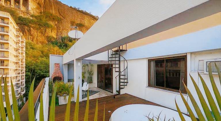 Apartment with pool — photo 3