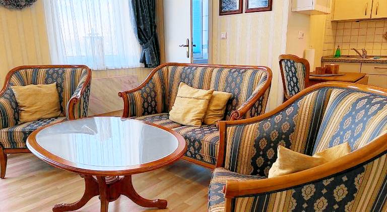 Holiday apartment with patio & yard — photo 4