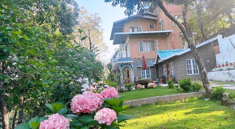Farm with hot tub, yard & patio in Palampur