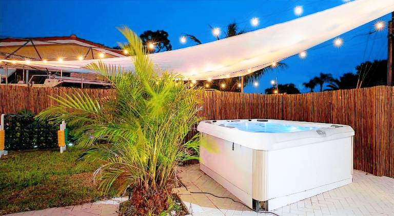 Ample villa with hot tub & pool | Pets are welcome — photo 5