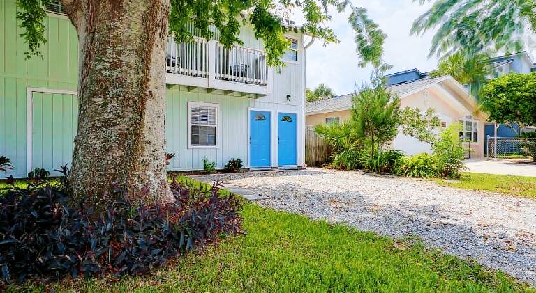 Cozy and Comfortable One Bedroom Efficiency! 5 Blocks to the Beach! — photo 4