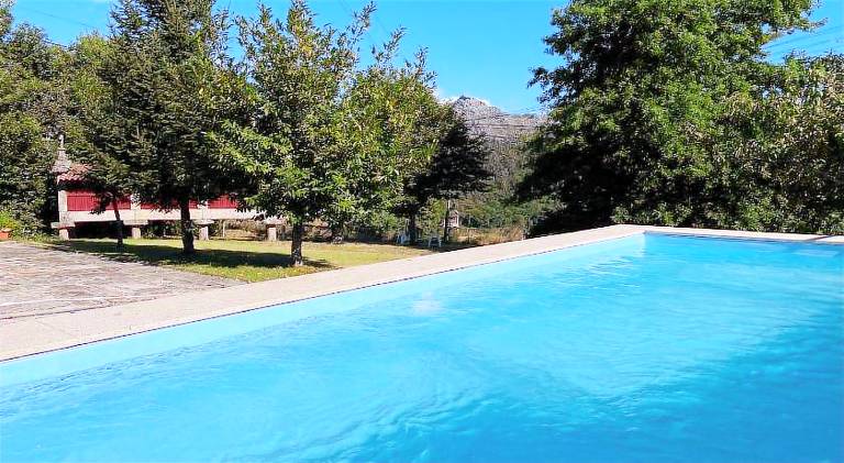Chalet with pool in Braga