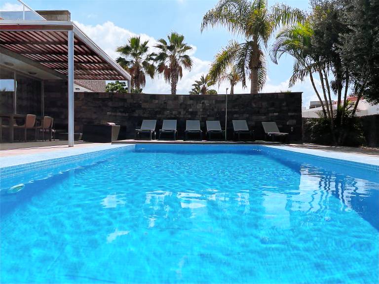 Family-oriented wonderful villa with sauna, garden & private pool | Garden view | Close to the beach | Good for workation | Pet-friendly — photo 3