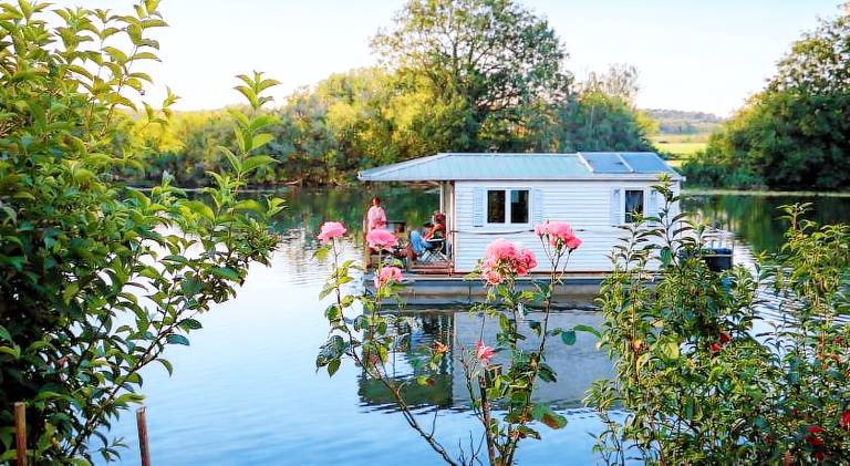 Boat with hot tub & pool in Dijon