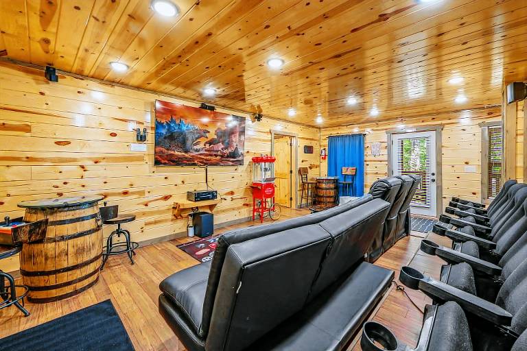 Cabin with private pool, BBQ & jacuzzi | Mountain view — photo 4