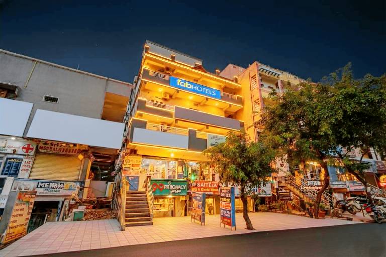 FabHotel VK Luxury Room s Nr UMCC Shahpur Jeedimetla