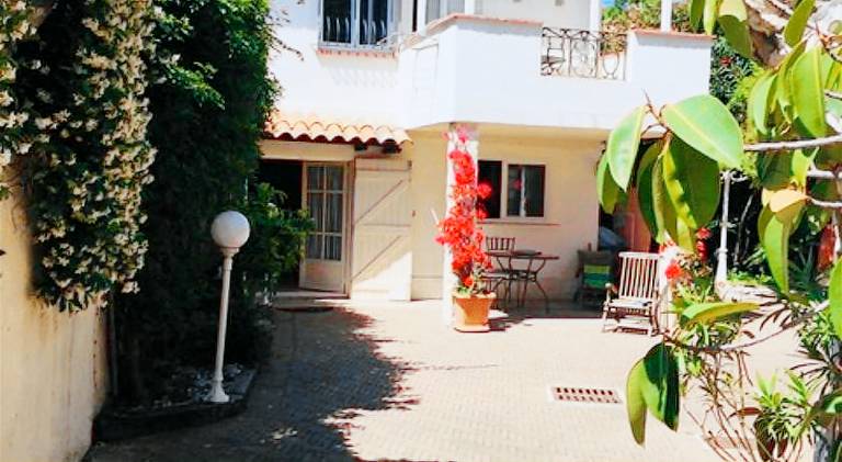 Sea view front beach apartment deluxe near Nice airport in Cagnes-sur-Mer
