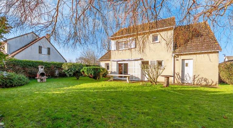 House with yard, grill & terrace in Port-en-Bessin-Huppain