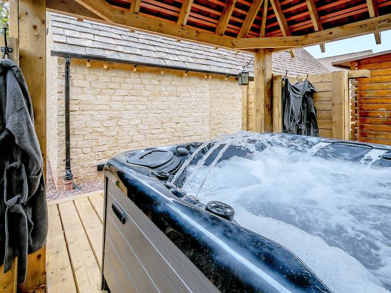Cottage with jacuzzi, yard & barbecue | River view — photo 5