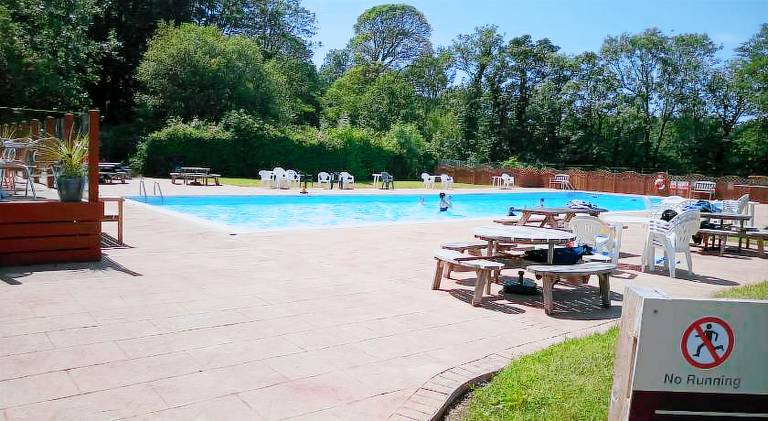 Chalet with pool — photo 3