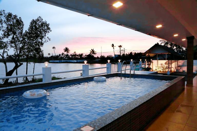 215 m&sup2; Villa