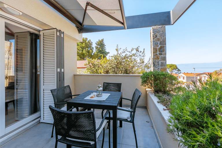 Rental apartment with terrace, grill & garden | Garden view — photo 2