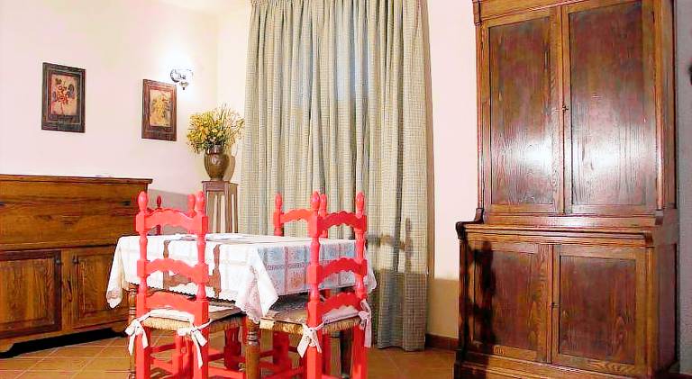 Family-friendly charming rental apartment with patio, pool & barbeque | Pets are welcome — photo 4