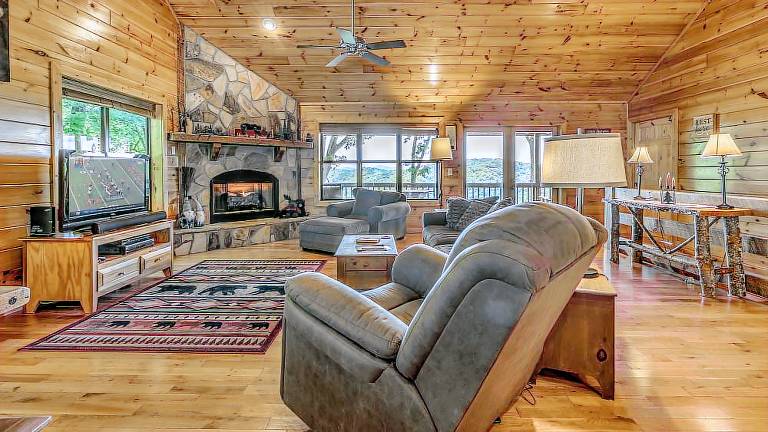 High Country Hideaway- Pet Friendly Close to Town Large Hot Tub Outdoor Fireplace — photo 2