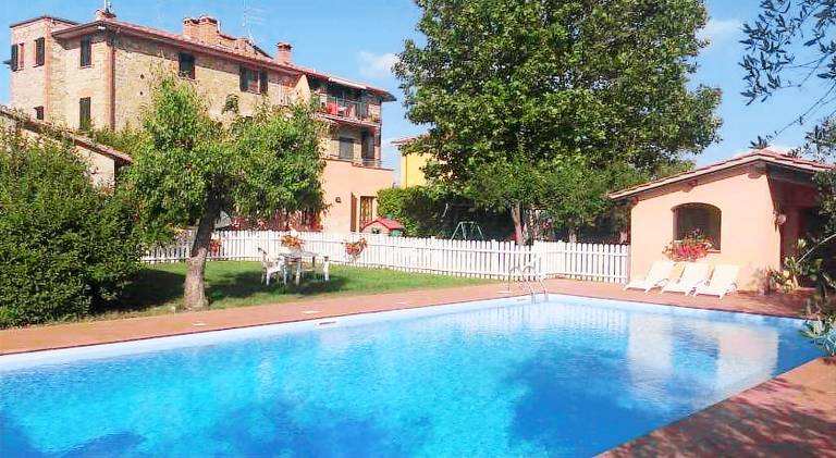 Rental apartment with private pool, patio & garden — photo 2
