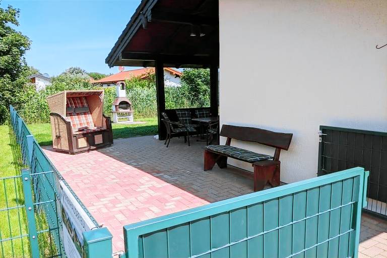 Vacation home with yard, terrace & BBQ in Butjadingen