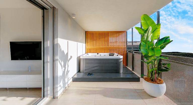 Serviced apartment with garden, jacuzzi & patio | Suitable for remote work — photo 3