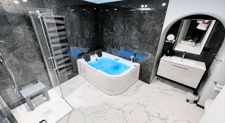 Apartment with hot tub in Jovencan