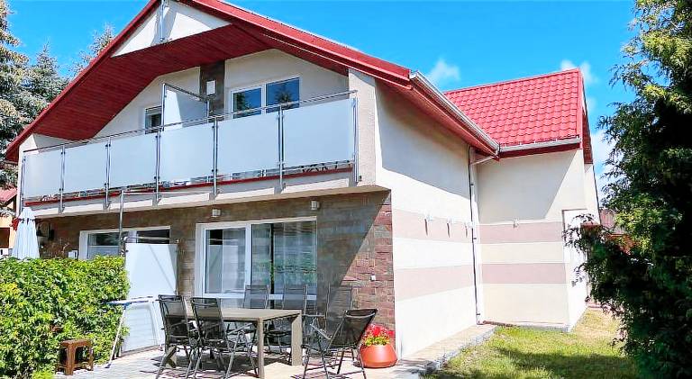 Rental apartment with yard, BBQ & patio in Ustka