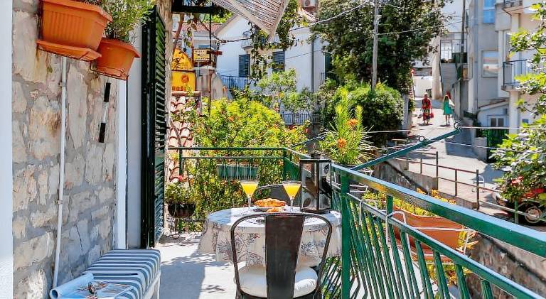 Holiday apartment with 3 rooms for 6 persons in Tucepi