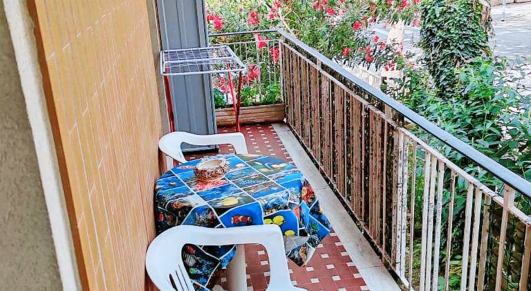 Apartment with yard & patio — photo 4