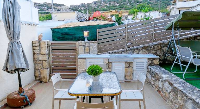 Vacation home with garden, terrace & grill — photo 4