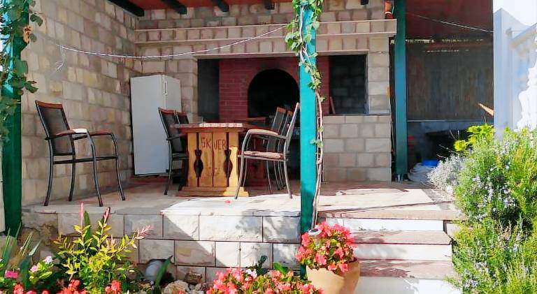 Beautiful rental apartment with patio, grill & yard | Beach nearby | Pets are welcome — photo 3