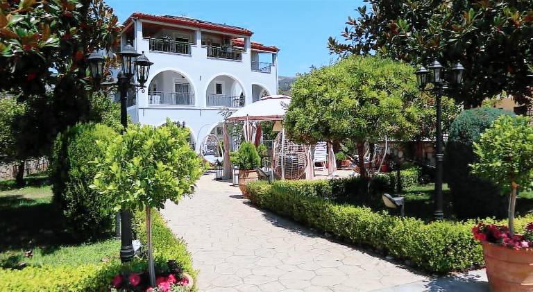 Lovely serviced apartment with yard & patio | Good for workation | Pets are welcome in Igoumenitsa