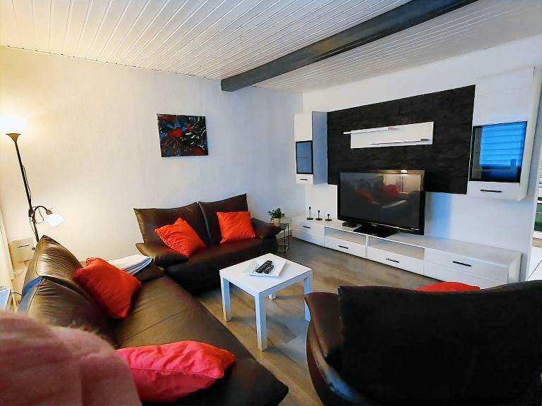 Family-oriented charming apartment with BBQ, patio & garden | Mountain view | Pets allowed — photo 3