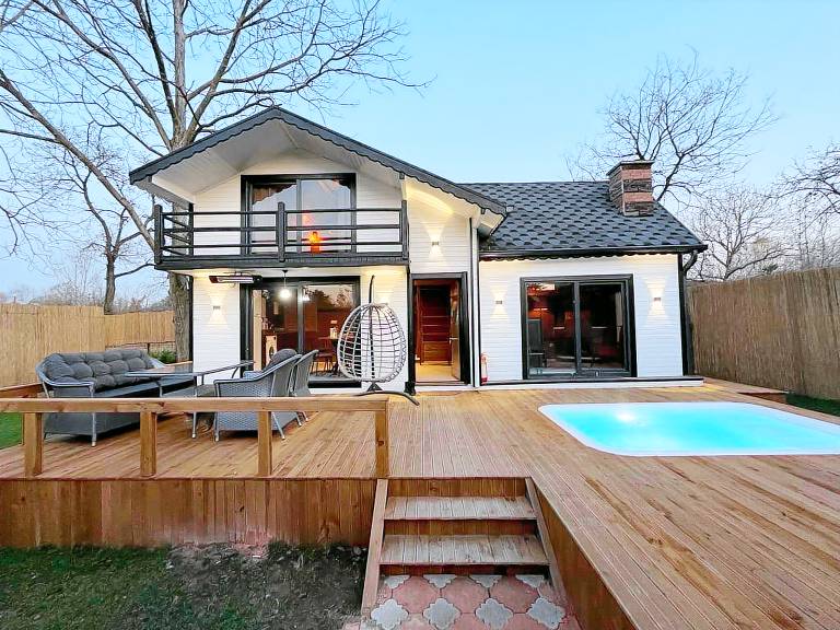 Bungalow with pool, barbeque & yard | Water view — photo 3