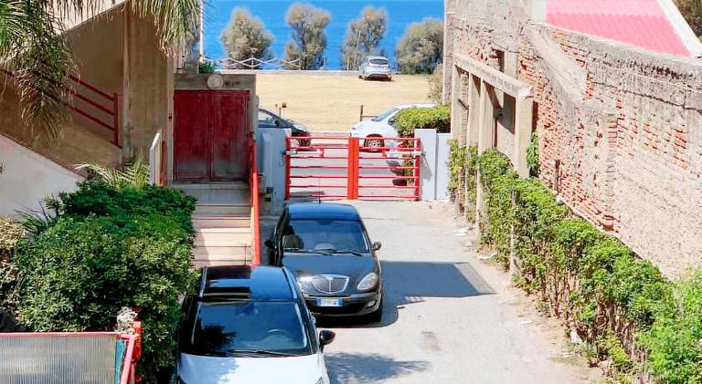 Pleasant apartment with terrace | Beach nearby | Pets are welcome in Messina