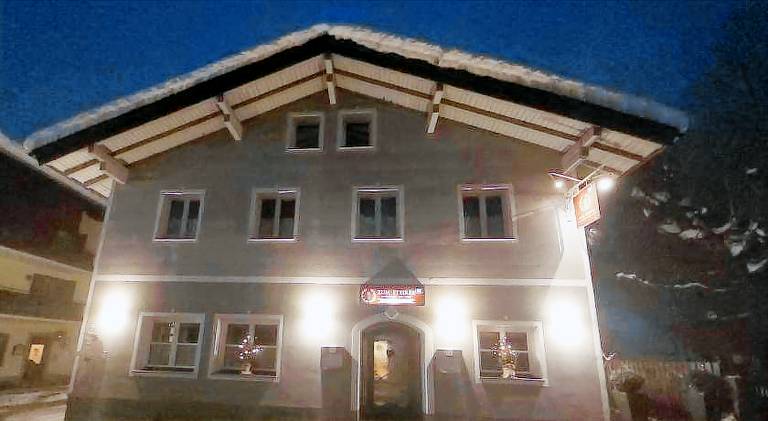 Holiday apartment with BBQ, yard & terrace in Muehlbach Am Hochkoenig