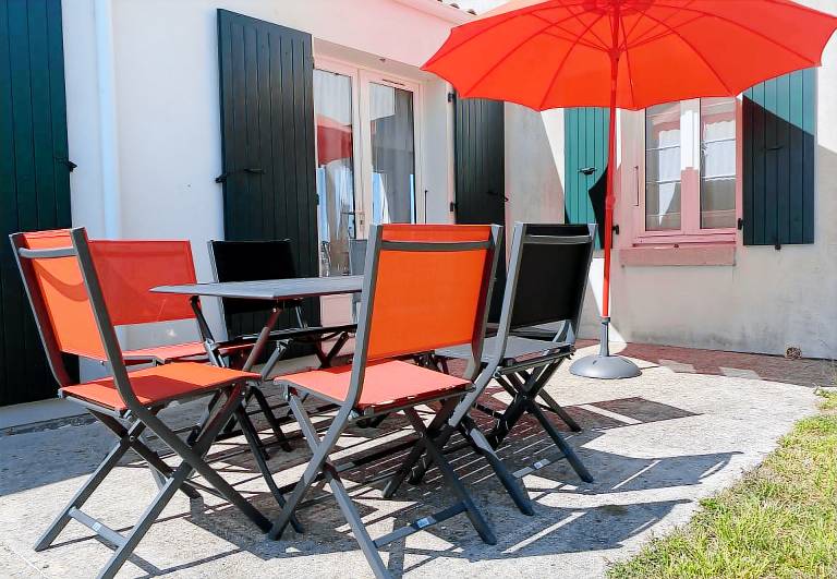 Villa with patio, yard & barbecue — photo 3