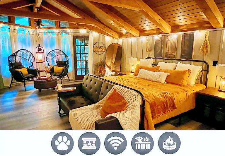 Light'n Bug Bungalow: Pet Friendly, FREE Attraction Tickets, Hot Tub, & Firepit — photo 2