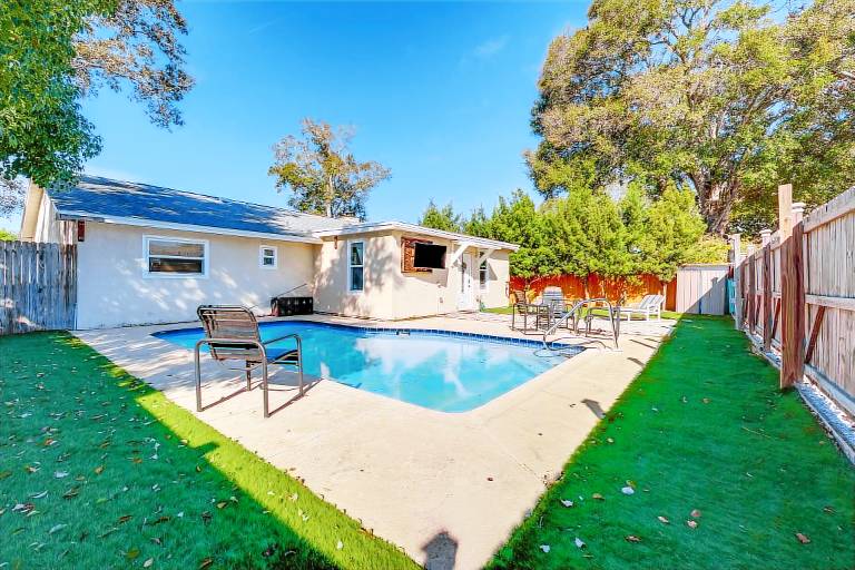 Near Fishing Palm Harbor Studio w Pool Access