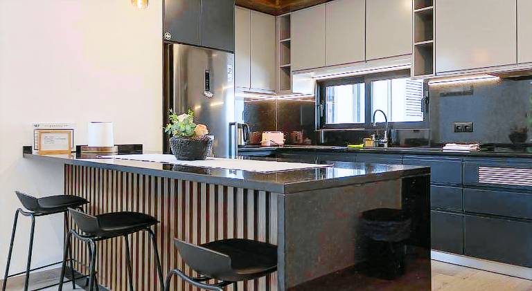 Fully equipped house with terrace, hot tub & yard | Perfect for remote work | Pet-friendly — photo 3
