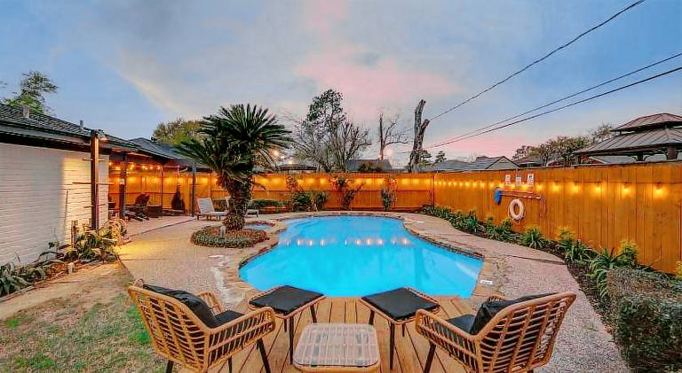 Vacation home with garden, private pool & barbecue in Houston, TX